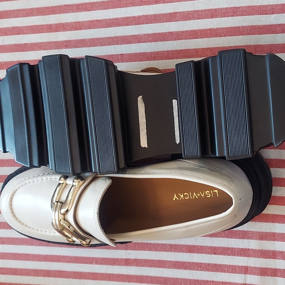 Elegant Cream Loafers with Gold Accent - Picture 6 of 9